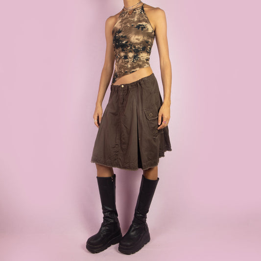 The Y2K Brown Flared Cargo Skirt is a vintage 2000s mini skirt, combining utilitarian details with a flared silhouette. This high-waisted skirt features multiple cargo pockets, along with a front zipper closure and elastic waistband. Perfect for casual summer outings.