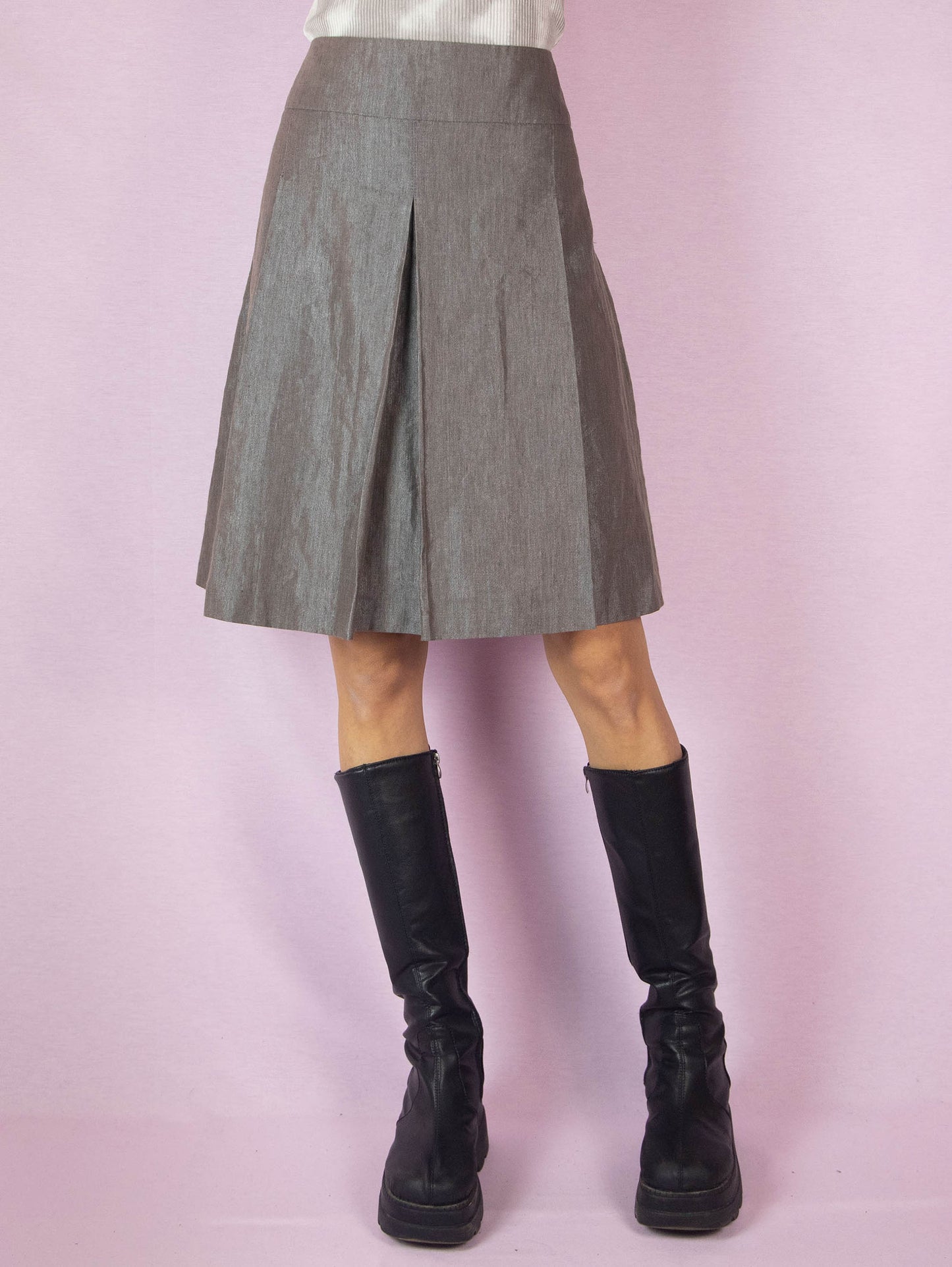 The Y2K Brown Pleated Midi Skirt is a vintage 2000s elegant minimalist A-line circle skirt with a side zipper closure.