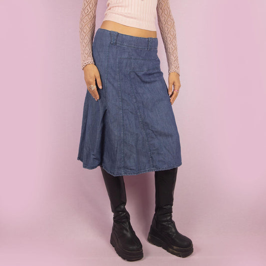 The Y2K Denim Flared Midi Skirt is a vintage 2000s piece featuring a classic A-line silhouette with subtle panel detailing, a mid-rise fit and a back zipper closure. Perfect for casual everyday wear.