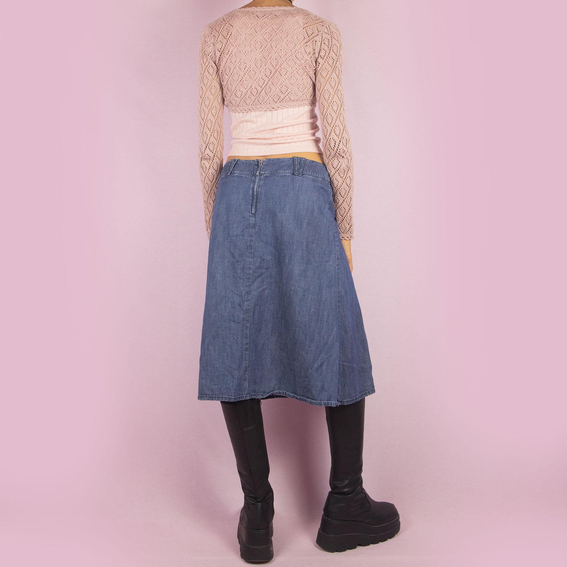 The Y2K Denim Flared Midi Skirt is a vintage 2000s piece featuring a classic A-line silhouette with subtle panel detailing, a mid-rise fit and a back zipper closure. Perfect for casual everyday wear.