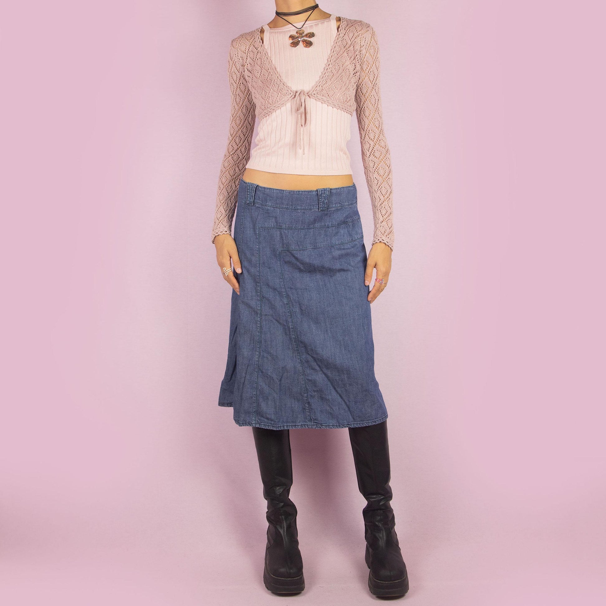 The Y2K Denim Flared Midi Skirt is a vintage 2000s piece featuring a classic A-line silhouette with subtle panel detailing, a mid-rise fit and a back zipper closure. Perfect for casual everyday wear.